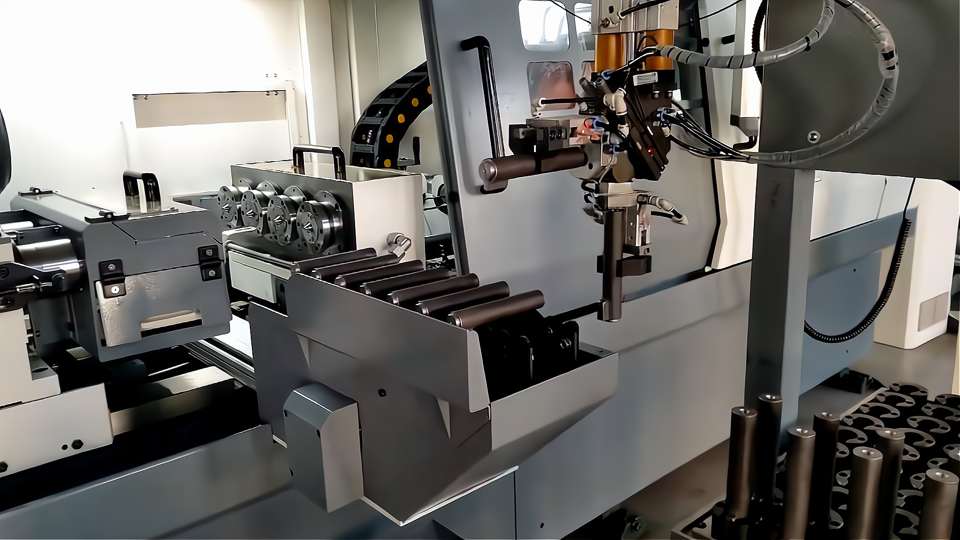 ZK2115×4B/500A 深孔鉆床配置桁架機械手，加工手槍槍管單機自動化
